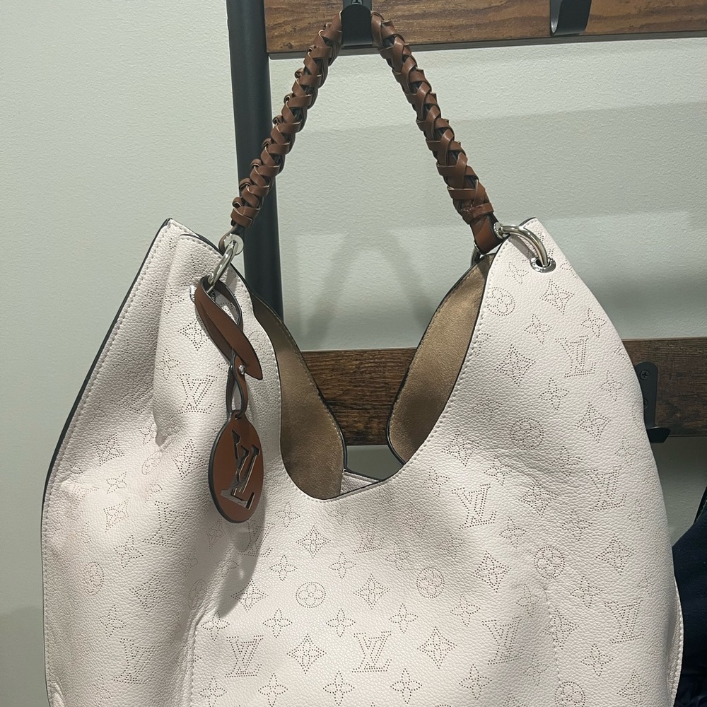 Lv hobo. Length 20”. 16” tall to the top of the strap.